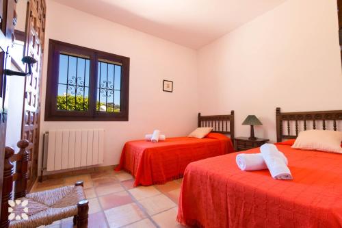ベニッサにあるVilla Albatros by Abahana Villasのベッドルーム1室(ベッド2台、窓付)