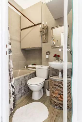 une salle de bain avec toilettes et lavabo dans l'établissement La Belle Du Marais, à Paris