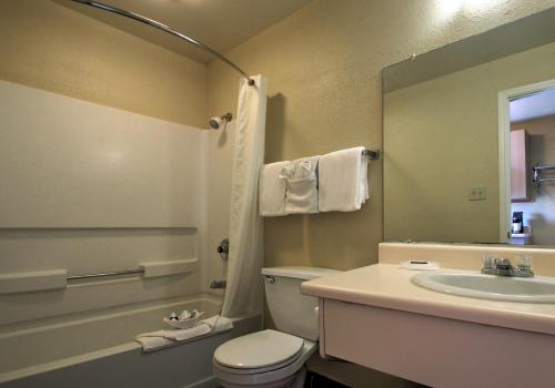 Bathroom sa Key West Inn - Tunica Resort