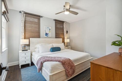 una camera con letto e ventilatore a soffitto di Freshly Renovated 2 Bedroom Apt Walk Everywhere a Charleston