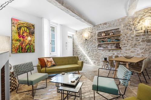 un salon avec un canapé, des chaises et une table dans l'établissement Maison Misericorde, à Saint-Tropez