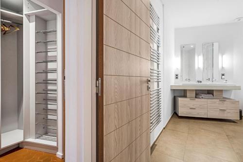 La salle de bains est pourvue d'un lavabo, d'un miroir et d'un placard. dans l'établissement Maison Misericorde, à Saint-Tropez