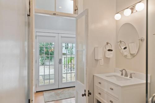 Ένα μπάνιο στο Spacious and Quiet One Block off King Street