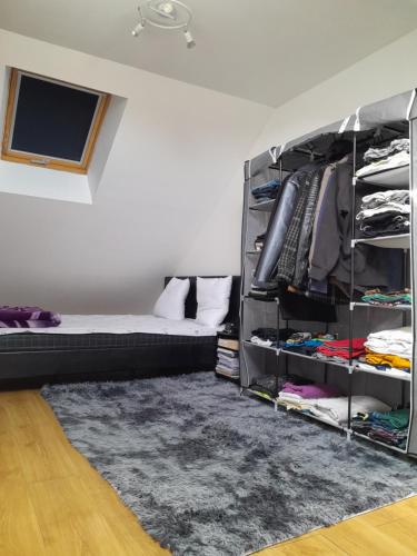 een slaapkamer met een bed en een kast bij Appartement meublé à 30 minutes de Paris in Mantes-la-Jolie