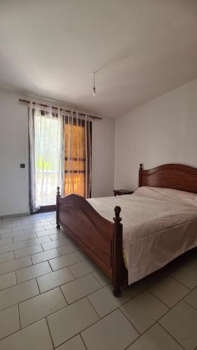 1 dormitorio con cama grande y ventana grande en saidia beach, en Saidia 