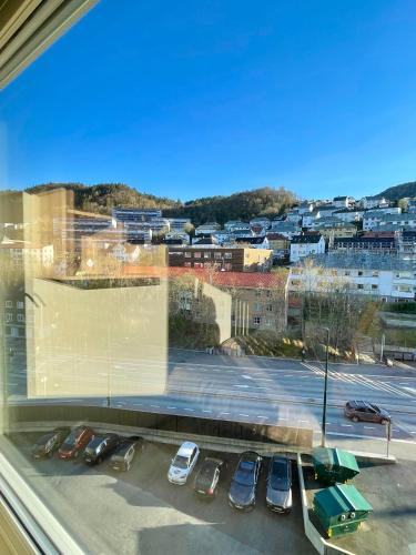 una vista de los coches estacionados en un estacionamiento en Modern apartment ONLY 5 minutes from City Centre, en Bergen