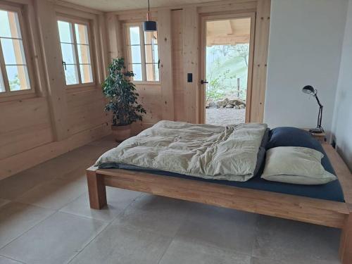 A bed or beds in a room at Ferienwohnung in Emmentaler Bauernhaus, Vogelsang