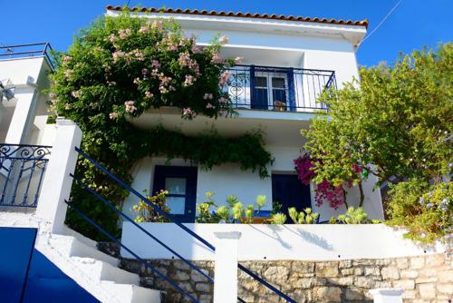 Zaros House. Two-Bedroom Traditional House with Sea Views in Kioni.