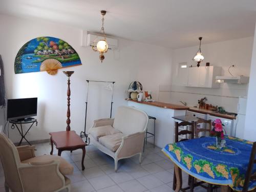Les Gites du Mont Ventoux في بيدوان: غرفة معيشة مع طاولة ومطبخ