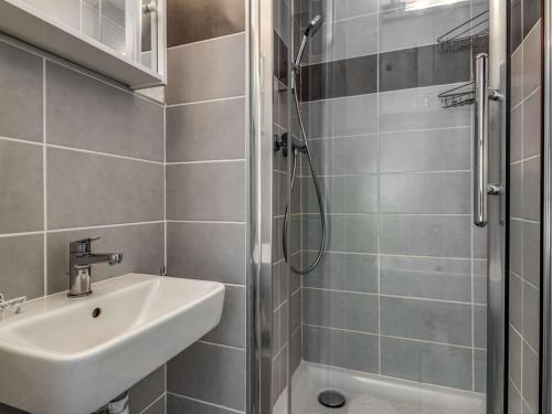 une salle de bain avec un lavabo et une douche dans l'établissement Duplex cosy 6 pers, 2 ch, balcon, parking, près des pistes à Barèges - FR-1-403-9, à Barèges