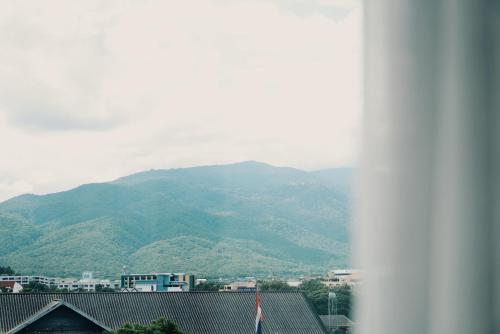 Pemandangan gunung umum atau pemandangan gunung yang diambil dari hotel