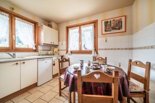 Appartement chalet - Le Vnipiにあるキッチンまたは簡易キッチン