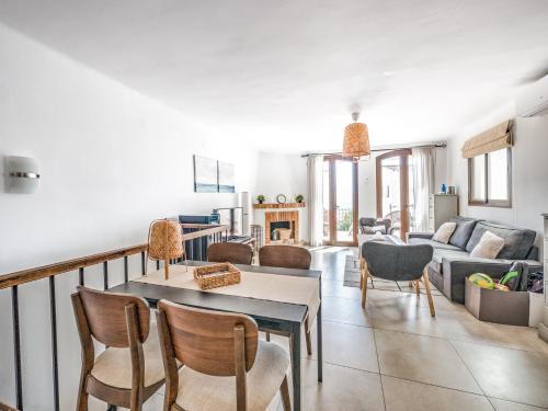 Townhouse in Capistrano village with 2 pool areas