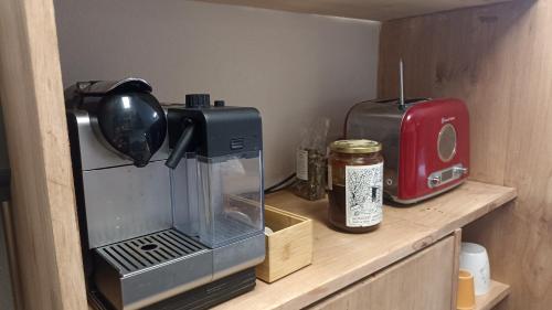 un four micro-ondes et un grille-pain assis sur une étagère. dans l'établissement Charme et Confort au coeur de la Vallée de l'Ubaye, à Uvernet