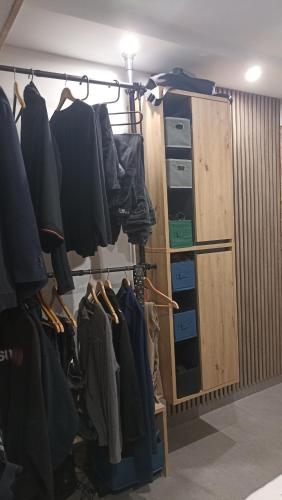 Cette chambre comprend un placard rempli de vêtements. dans l'établissement Charme et Confort au coeur de la Vallée de l'Ubaye, à Uvernet