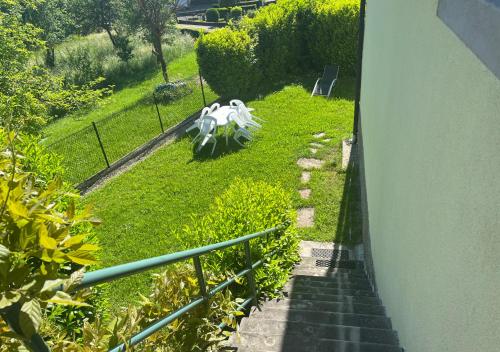 une vue d'un jardin depuis le balcon d'une maison dans l'établissement Gite Les Glycines au coeur de l'Alsace, à Albé