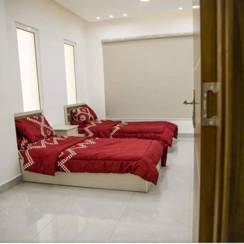 Postel nebo postele na pokoji v ubytování شاليه gerasa breeze resort