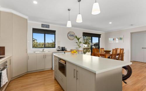 Dapur atau dapur kecil di Lazy Days - 7 Nereus Drive