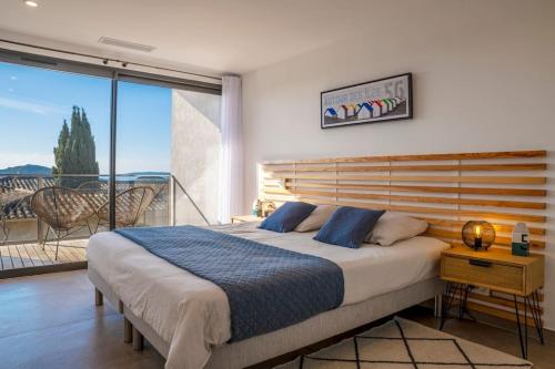 Postel nebo postele na pokoji v ubytování Villa La Rondina vue mer, piscine et plage à pied.