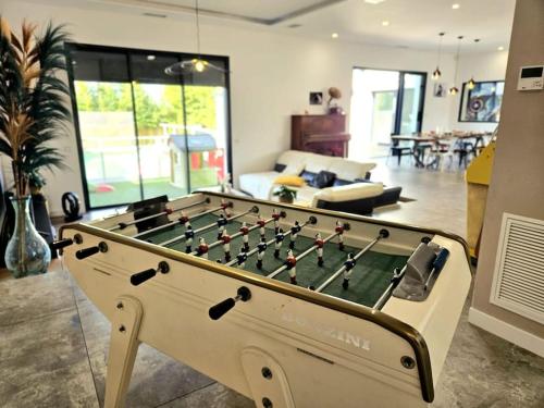 ein Wohnzimmer mit einem großen Billardtisch in der Unterkunft Le Paradis secret - piscine - clim - pool-house in Garons