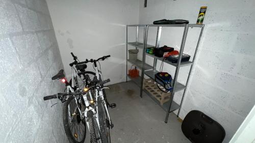 un vélo garé dans une pièce à côté d'un mur dans l'établissement location front de mer Plein Soleil, au Crotoy