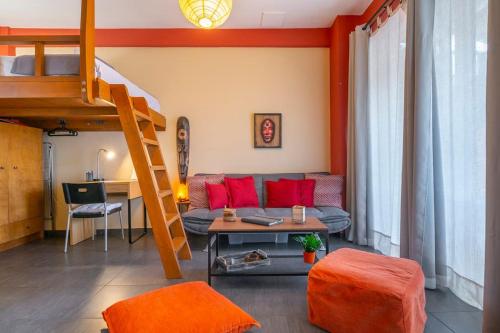 salon z kanapą i łóżkiem na podwyższeniu w obiekcie The HostMaster Ethnic Touch Feel Studio w Atenach