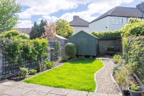 een tuin met een hek en groen gras bij GuestReady - Charming house in Drimnagh in Dublin