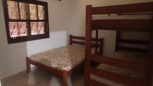Двох'ярусне ліжко або двоярусні ліжка в номері Chacara Completa A 500mts da entrada do thermas e 2Km de aguas de sp