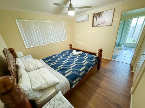 A bed or beds in a room at 112 Anna Drive,Raceview,QLD 4305