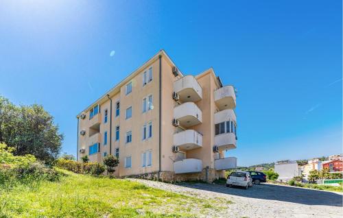 Amazing Apartment In Okrug Gornji