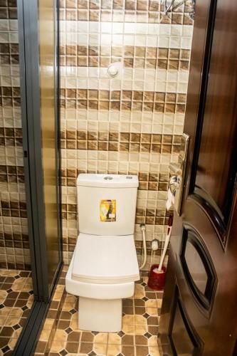 łazienka z białą toaletą w kabinie w obiekcie 2 bed room apartment w mieście Port Harcourt