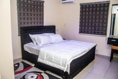 una camera con un grande letto di 2 bed room apartment a Port Harcourt