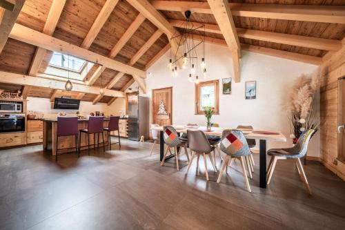 une cuisine et une salle à manger avec une table et des chaises dans l'établissement Chalet le Ber Abbay, à Abondance