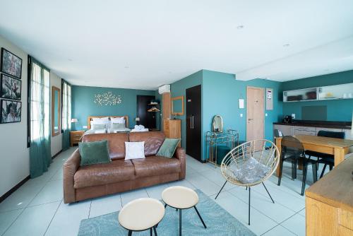 ein Wohnzimmer mit Sofa und ein Schlafzimmer in der Unterkunft Suites Coronell d'En Vila in Perpignan