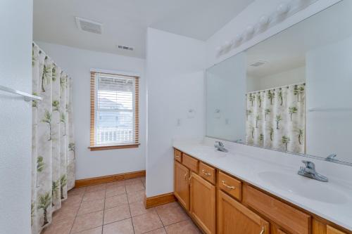 La salle de bains est pourvue d'un lavabo et d'un miroir. dans l'établissement 5570 - Atlantis by Resort Realty, à Nags Head