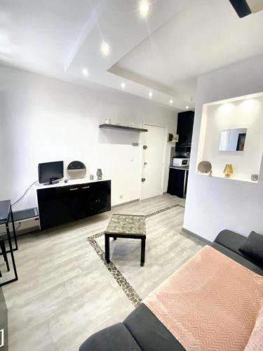 un salon avec un canapé et une table dans l'établissement Studio moderne à Cap d'Agde - 15 m² - Proche des plages, au Cap d'Agde