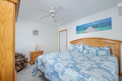 - une chambre avec un lit et un ventilateur de plafond dans l'établissement 5570 - Atlantis by Resort Realty, à Nags Head