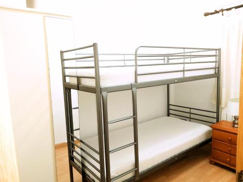 1 dormitorio con 2 literas en una habitación en Apartamento En Alcalá De Henares, en Alcalá de Henares