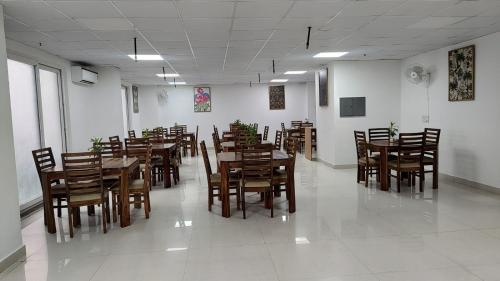 Restaurace v ubytování Saltstayz Premier Executive Serviced Apartment - Golf Course Extension Road