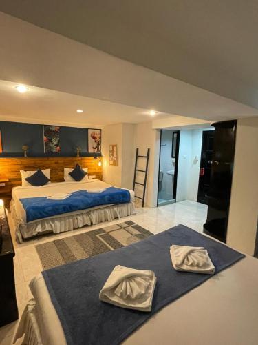 Ένα ή περισσότερα κρεβάτια σε δωμάτιο στο BH Baan Paradise Hotel Patong