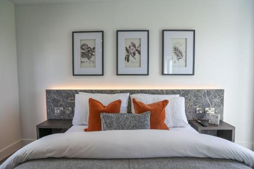 Кровать или кровати в номере Cadnant Lodge