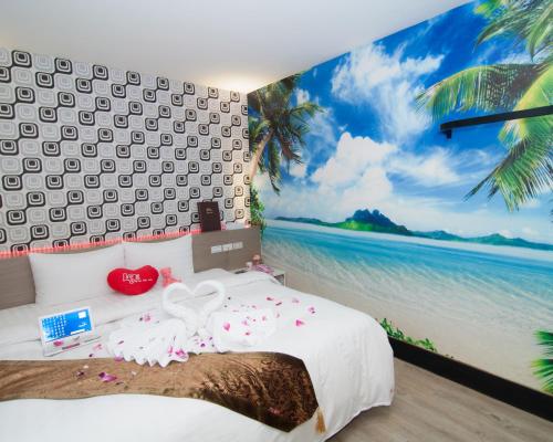 a bedroom with a large mural of the beach at Hsinchu 101 Inn in Hsinchu City