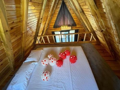 una habitación con una cama con campanas rojas. en ERTUTATİLEVLERi, en Dalaman