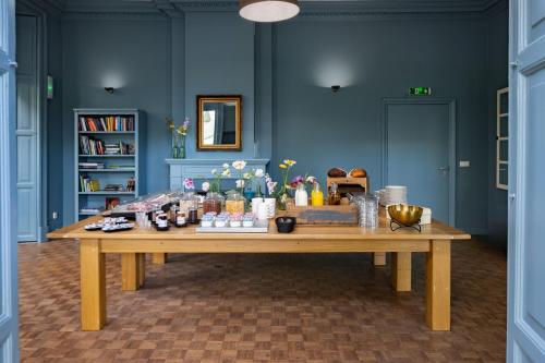 een tafel met veel spullen erop in een kamer bij Buitenplaats Iepenoord in Oostkapelle