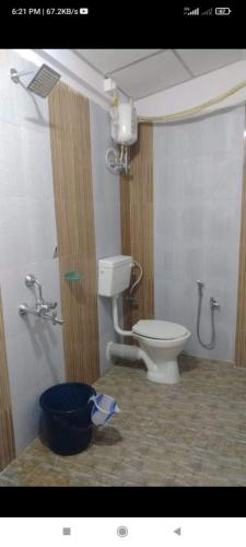 uma casa de banho com um WC e um balde em Mallick Palace em Neil Island
