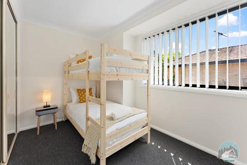 Aircabin - Ingleburn - Comfy - 2 Bedroom Townhouse emeletes ágyai egy szobában