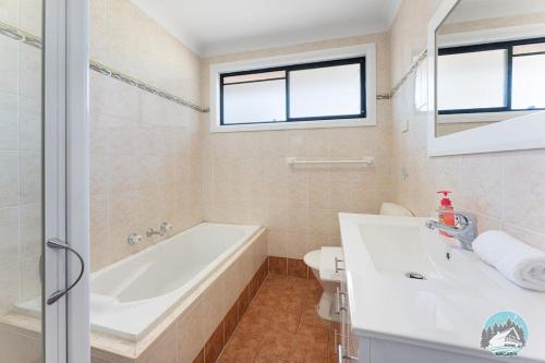 Vonios kambarys apgyvendinimo įstaigoje Aircabin - Ingleburn - Comfy - 2 Bedroom Townhouse