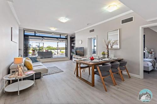 sala de estar con sofá y mesa en Aircabin - Meadowbank - Waterview - 3 Beds Apt en Sídney