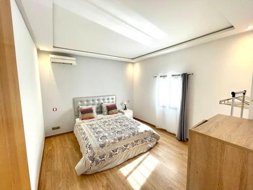 ein Schlafzimmer mit einem Bett in einem Zimmer in der Unterkunft Villa Havre De Paix à Casablanca in Casablanca