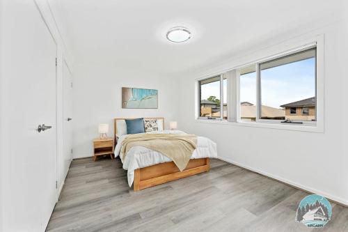 una camera da letto con un letto e una finestra di Aircabin - Edmondson Park - 4 Beds Compy House a Prestons